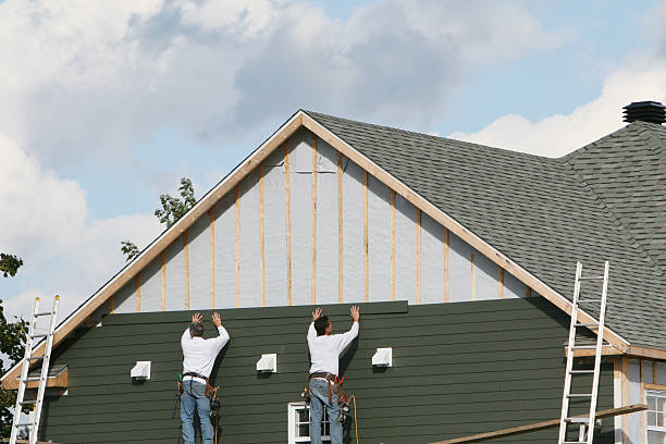Professional Vinyl Siding technician working in Chesapeake, VA